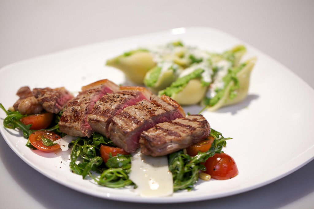 Bistecca ai ferri con conchiglioni al pesto di broccoli (schelpenpasta